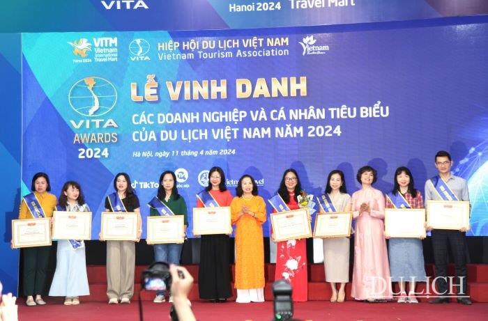 Tặng Bằng khen của Hiệp hội Du lịch Việt Nam vinh danh thành viên và tập thể Câu lạc bộ Nhà báo Du lịch